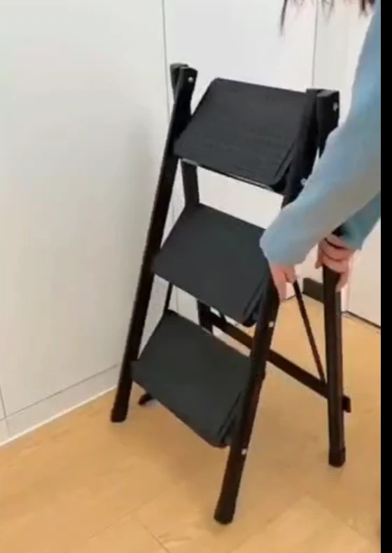 LADDERS Three-step folding ladder