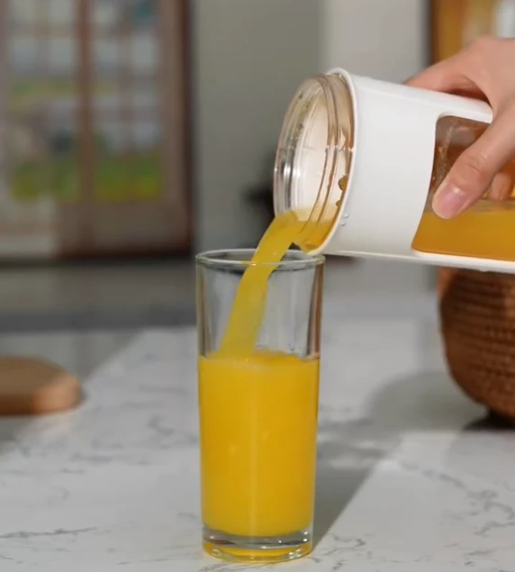 500ml Portable Blender Cup Travel Blender Cup Miniature Juicer Cup Automatic USB Rechargeable Blender Cup with Straw for Shakes Smoothies Juice