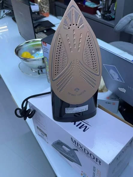 Water Tank Professional Ironing Machine Home Portable Electric Iron Ceramic Plate Steam Iron Vertical Steaming